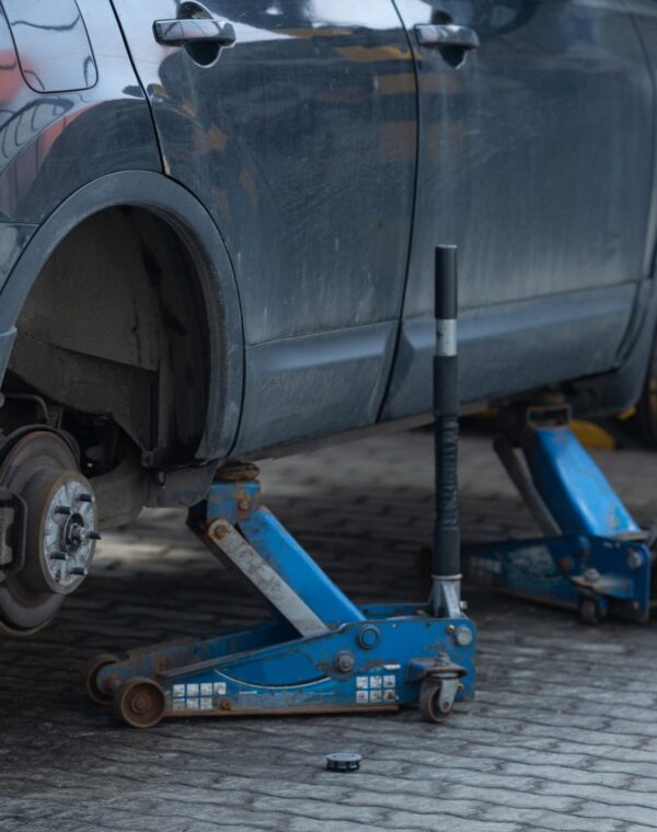 seasonal-replacement-of-rubber-on-the-car-2025-02-13-09-54-58-utc (Large)